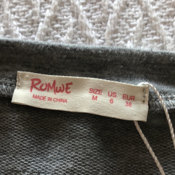 It’s a sweatshirt not very warm but pretty stylish - Picture 2 of 4